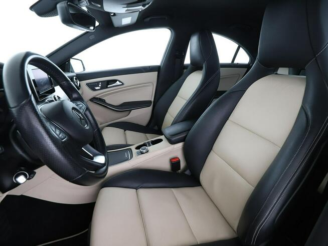 Mercedes CLA 180 automat skóra klima auto navi grzane fotele bi-xenon