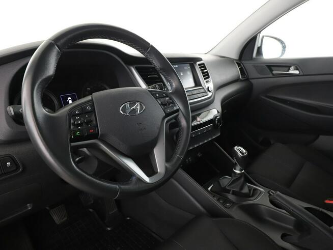 Hyundai Tucson navi klimatyzacja grzane fotele kamera i czujniki parkowania hak