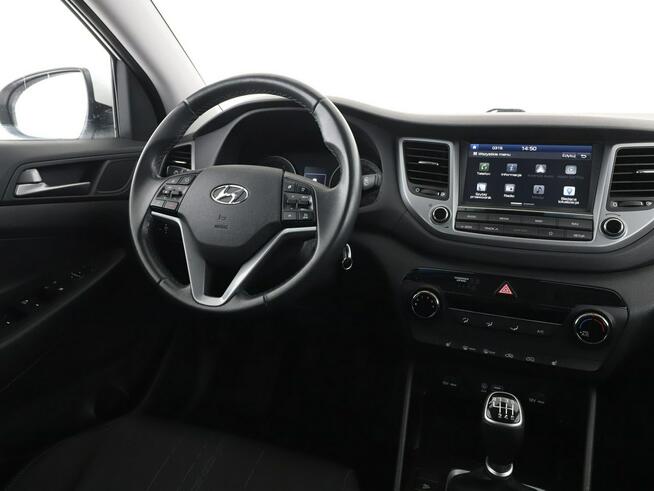 Hyundai Tucson navi klimatyzacja grzane fotele kamera i czujniki parkowania hak