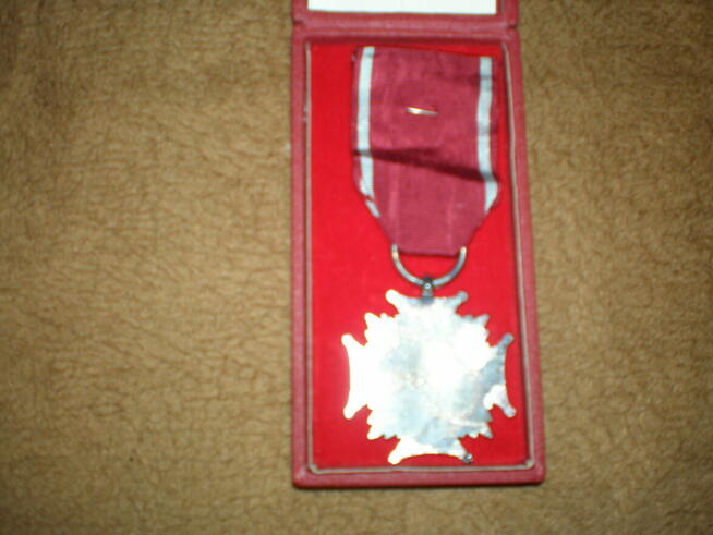 Sprzedam srebrny krzyż zasługi z okresu PRL, używany.