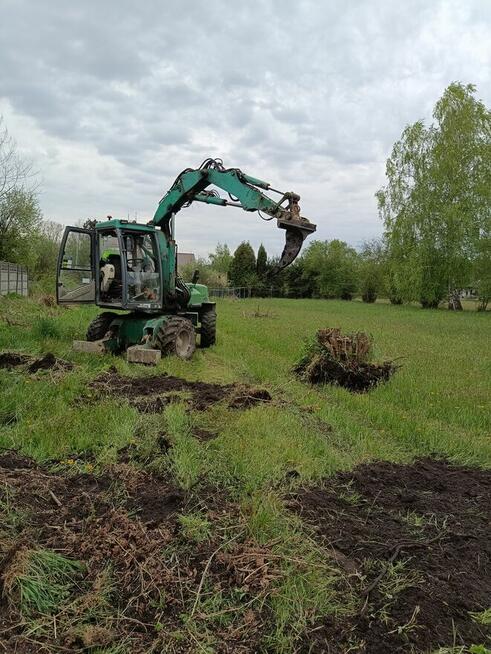 Prace ziemne koparką okbrotową