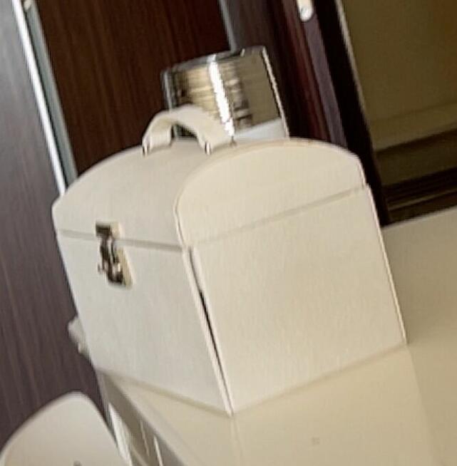 Szkatułka na biżuterię z szufladami i lusterkiem