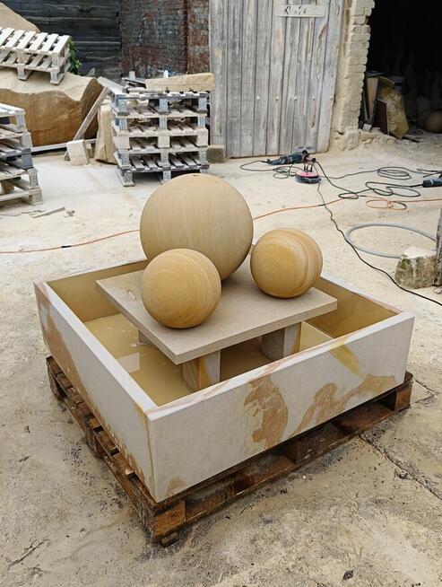 Fontanna ogrodowa z piaskowca ( naturalny kamień )