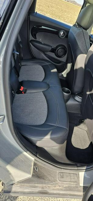 Mini Cooper Heading street