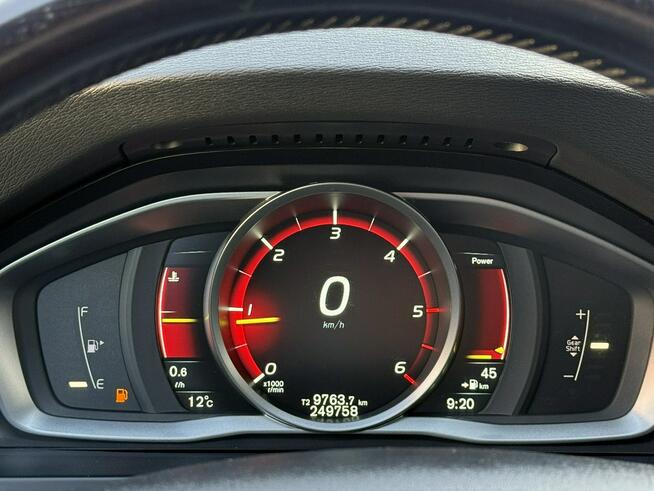 Volvo V60 2,0D4 181KM Momentum/Ledy/Xenon/Skóry/Navi/PDC/Serwis/