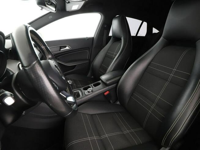 Mercedes CLA 180 półskóra navi klima grzane fotele czujniki parkowania