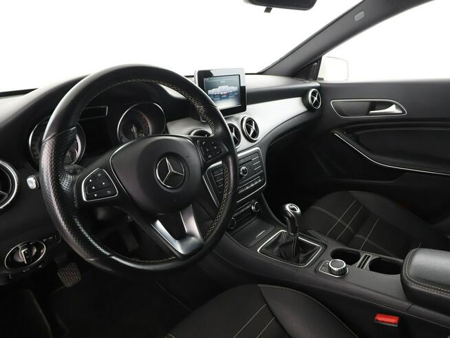 Mercedes CLA 180 półskóra navi klima grzane fotele czujniki parkowania