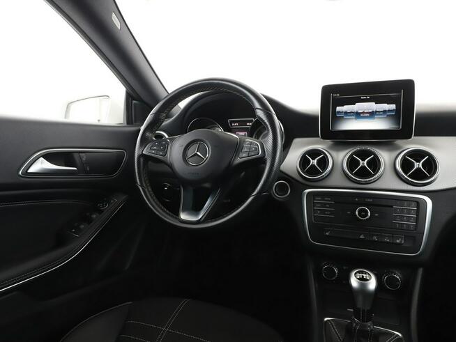 Mercedes CLA 180 półskóra navi klima grzane fotele czujniki parkowania