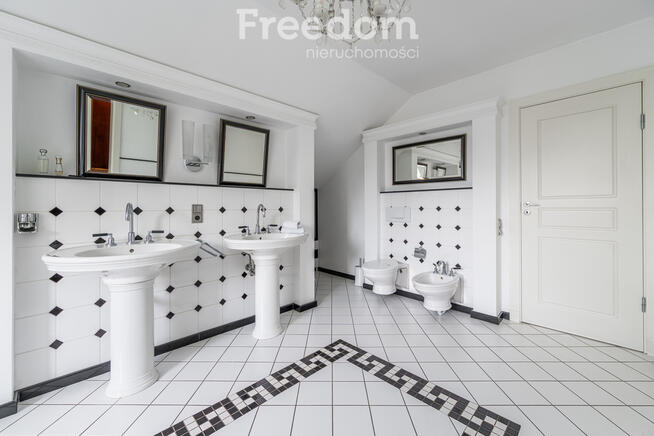 Willa w zaciszu Józefosławia - droga prywatna.