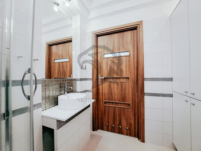 Wsłuchaj się w szum Koron. Di Trevi.