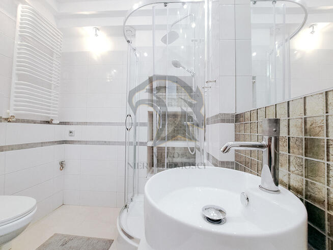 Wsłuchaj się w szum Koron. Di Trevi.