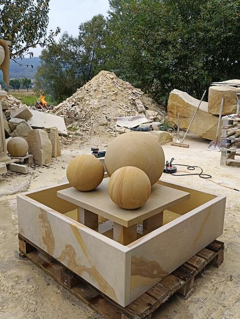 Fontanna ogrodowa z piaskowca ( naturalny kamień )