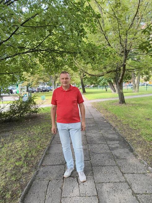 Dyskretny sympatyczny z poczuciem humoru