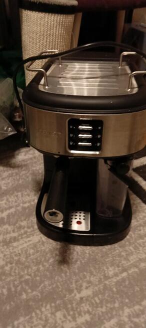 Sprzedam tanio używany express kolbowy do kawy marki Raven.