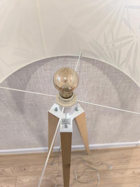 Lampa stojąca na drewnianych nogach