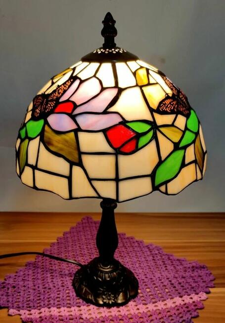 Piękna lampa w stylu Tiffany z motywem kwiatowym i motylami.