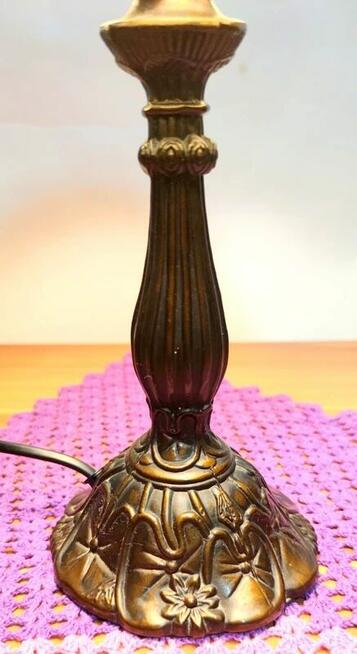 Piękna lampa w stylu Tiffany z motywem kwiatowym i motylami.