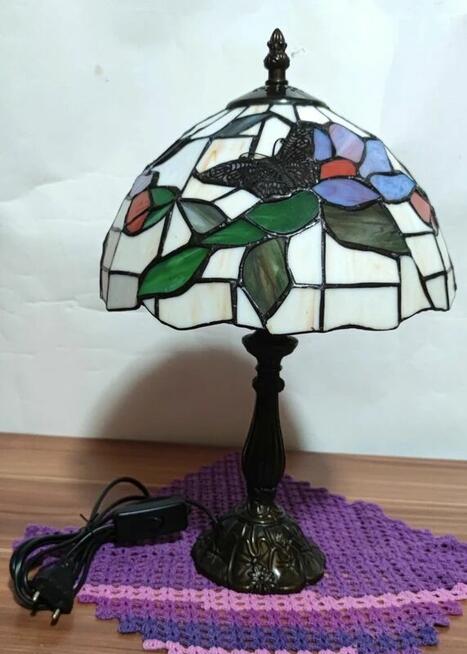 Piękna lampa w stylu Tiffany z motywem kwiatowym i motylami.
