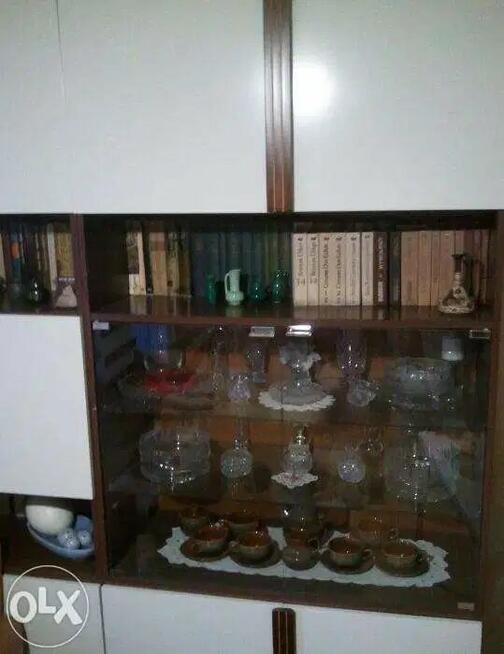 szafa / witryna z oświetleniem oraz barek za dodatkowe 90 zł