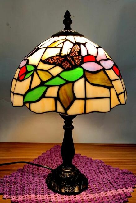 Piękna lampa w stylu Tiffany z motywem kwiatowym i motylami.