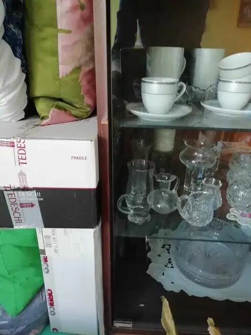 szafa / witryna z oświetleniem oraz barek za dodatkowe 90 zł