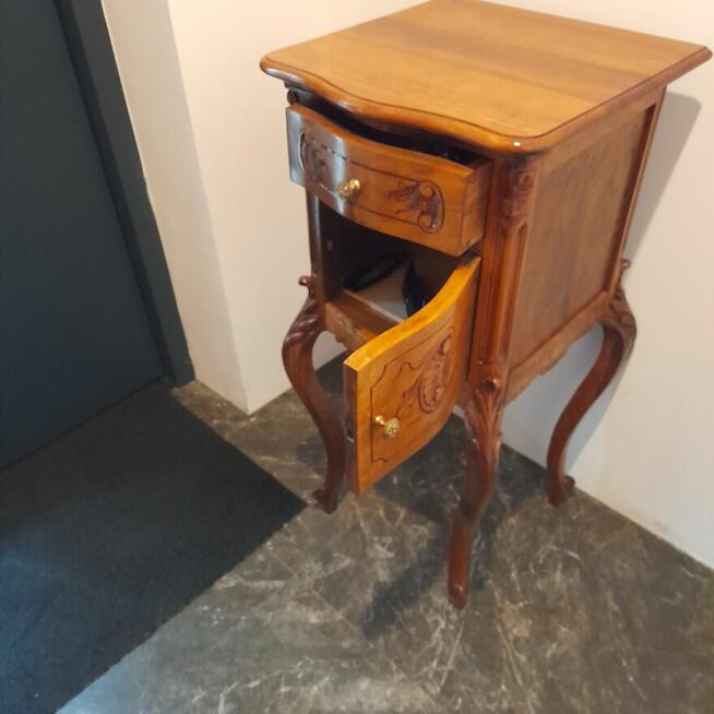 Stolik drewno orzech po renowacji politura