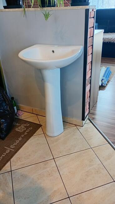Umywalka z postumentem.