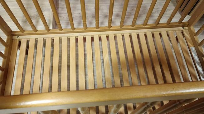 Łóżeczko dziecinne z materacami.