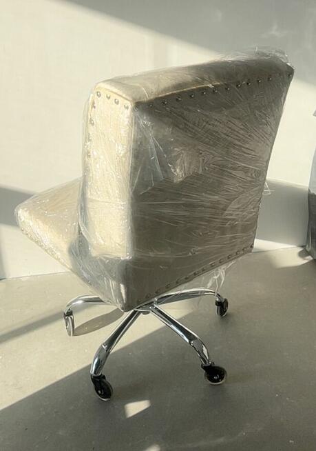 Kremowe krzesło biurowe obrotowe, tapicerowane, ćwieki dekor