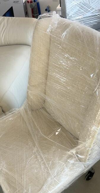 Kremowe krzesło biurowe obrotowe, tapicerowane, ćwieki dekor