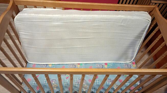 Łóżeczko dziecinne z materacami.