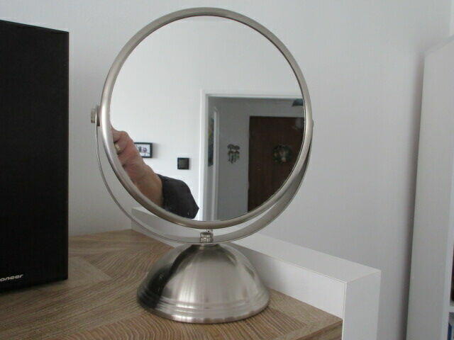 Lustro z zegarem z drugiej strony