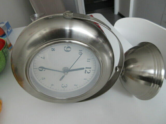 Lustro z zegarem z drugiej strony