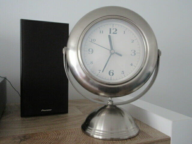 Lustro z zegarem z drugiej strony