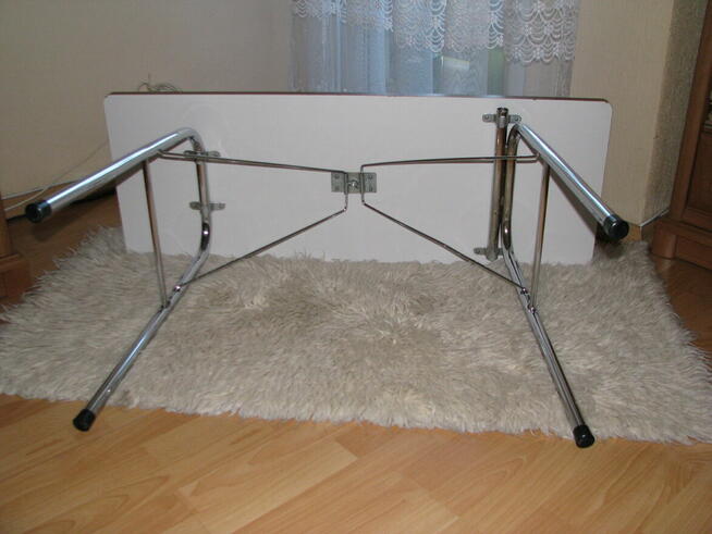 Mały, zgrabny, składany stolik przenośny, biurko, ława