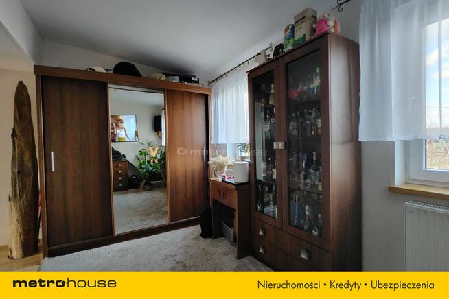 Dom w zabudowie bliźniaczej z garażami i ogrodem.