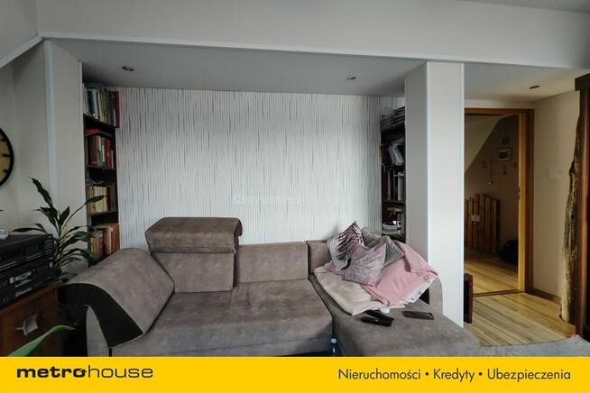 Dom w zabudowie bliźniaczej z garażami i ogrodem.