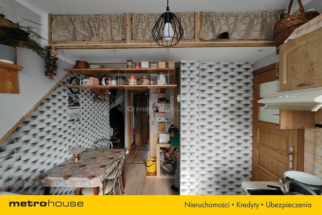 Dom w zabudowie bliźniaczej z garażami i ogrodem.