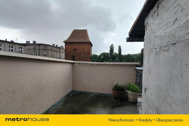 Trzypoziomowa kamienica z lokalem handlowym.