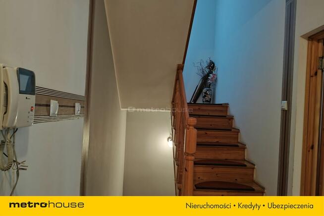 Trzypoziomowa kamienica z lokalem handlowym.