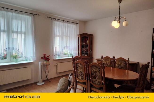 Trzypoziomowa kamienica z lokalem handlowym.