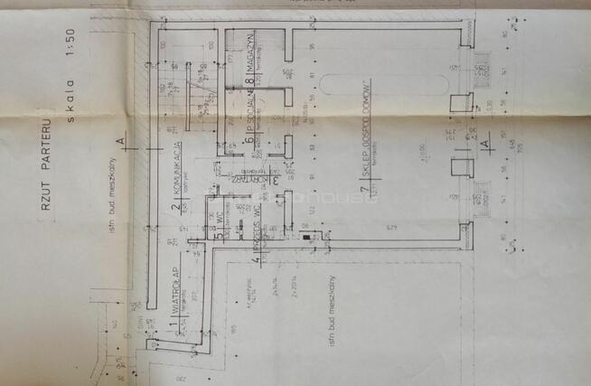 Trzypoziomowa kamienica z lokalem handlowym.
