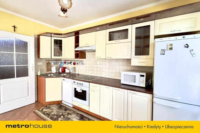 Wolnostojący dom z garażem i letnią kuchnią.