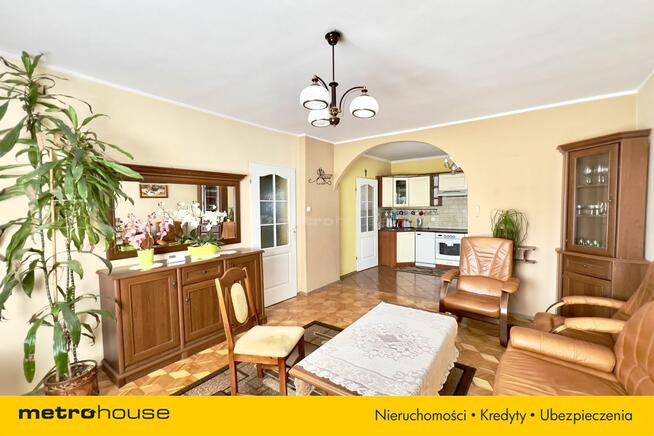 Wolnostojący dom z garażem i letnią kuchnią.