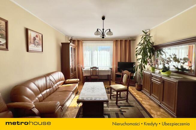 Wolnostojący dom z garażem i letnią kuchnią.