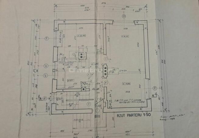 Wolnostojący dom z garażem i letnią kuchnią.