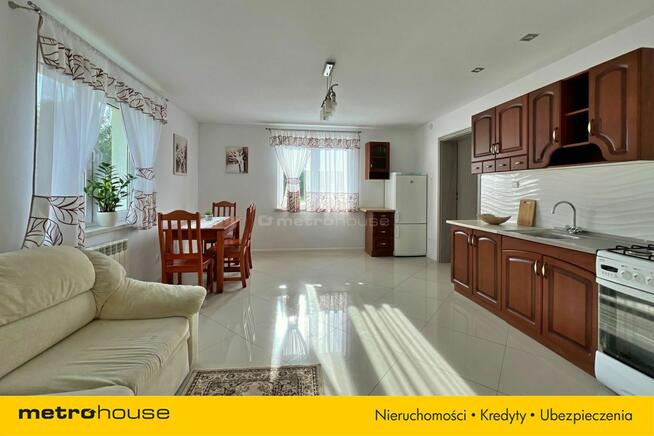 Dom z budynkami gospodarczymi w Rębisze-Kolonia.