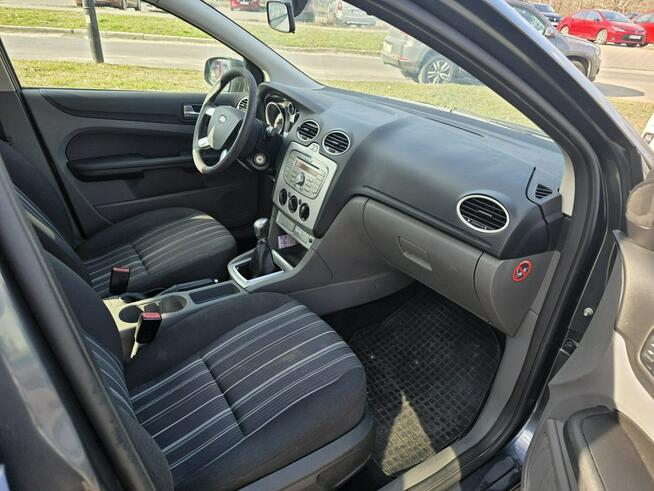 Ford Focus 1.6 benzyna mały przebieg klimatyzacja ważne opłaty