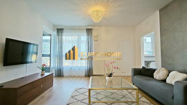 BLISKO RONDA DASZYŃSKIEGO W APARTAMENTOWCU