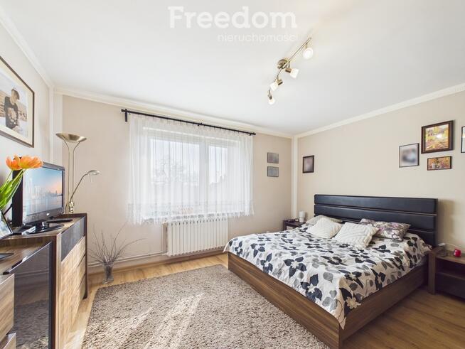 Na sprzedaż przestronny dom wolnostojący.